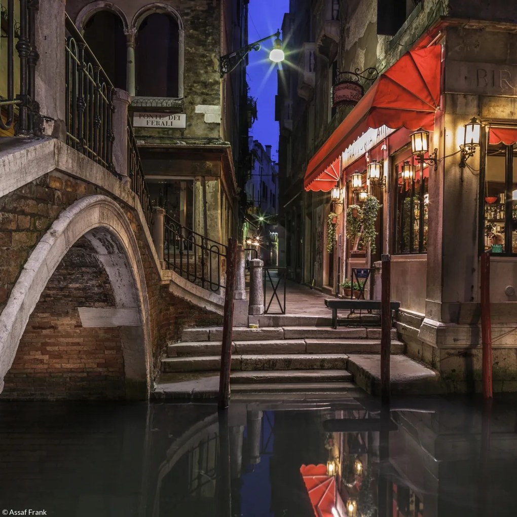 Poszter 20x20cm Éjszakai felvétel egy kávézóról egy keskeny csatornánál, Assaf Frank