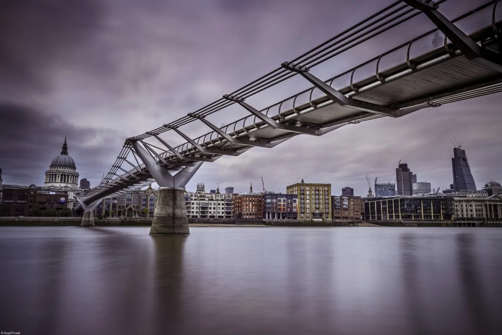 Poszter 45x30cm Kilátás a Szent Pál-székesegyházra és a Millenniumi hídra a Temze folyóból 2