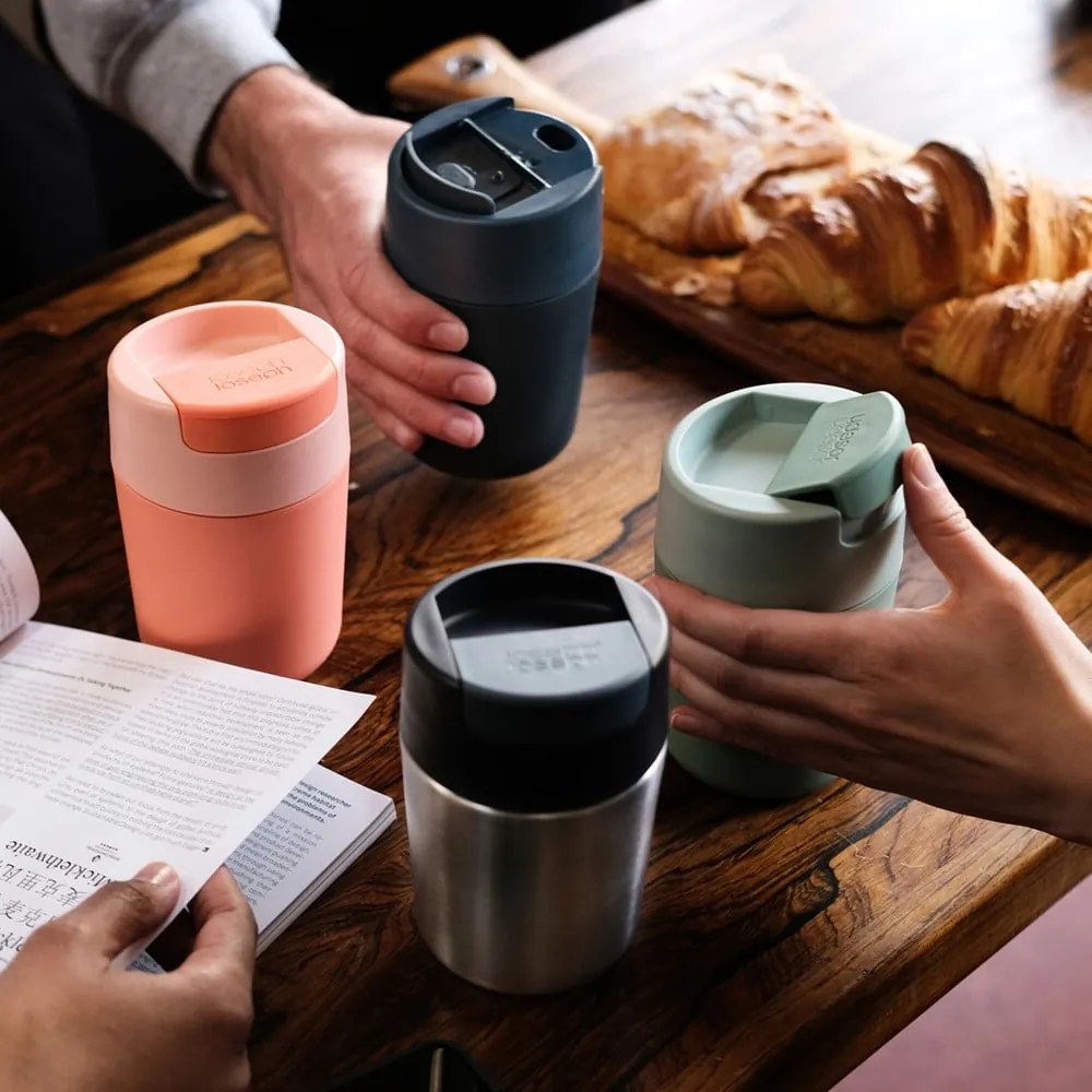 Sötétkék utazóbögre 340 ml Sipp – Joseph Joseph