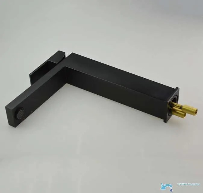Szabadon álló EYN BC1320 fürdőszobai csaptelep, matt fekete, alacsony és magas kivitelben — 148 mm