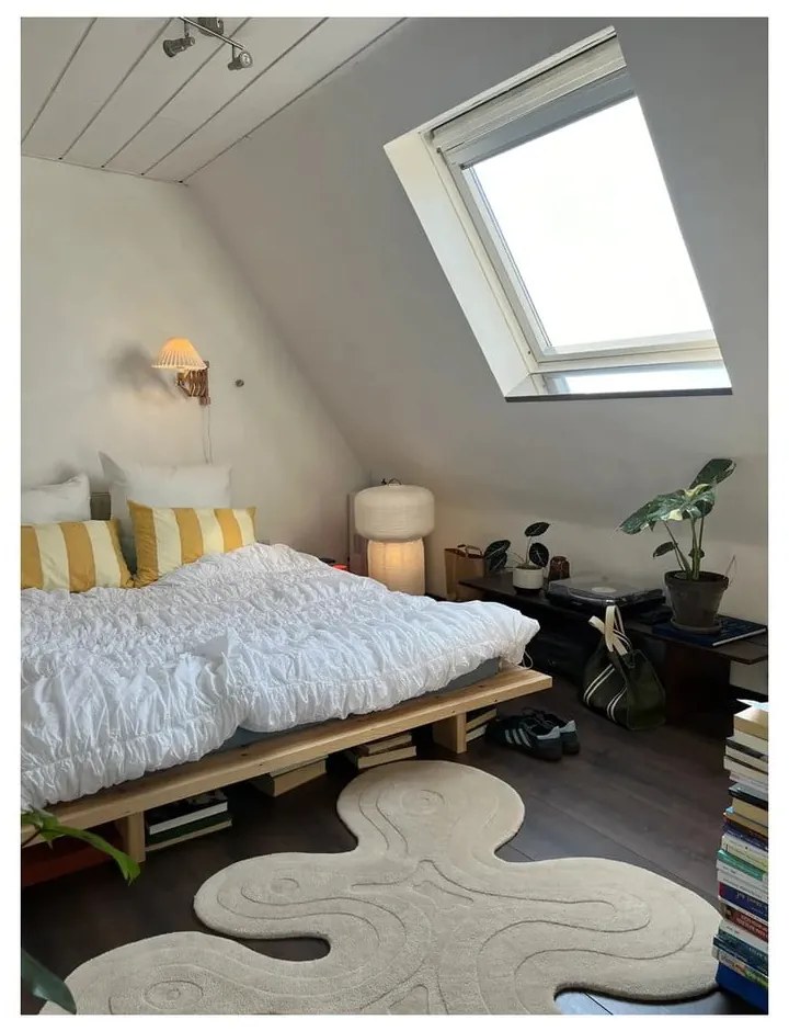 Natúr színű borovi fenyő franciaágy ágyráccsal 180x200 cm Japan – Karup Design