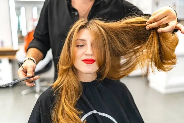 Fotográfia Beautiful young woman getting her hair cut, Su Arslanoglu