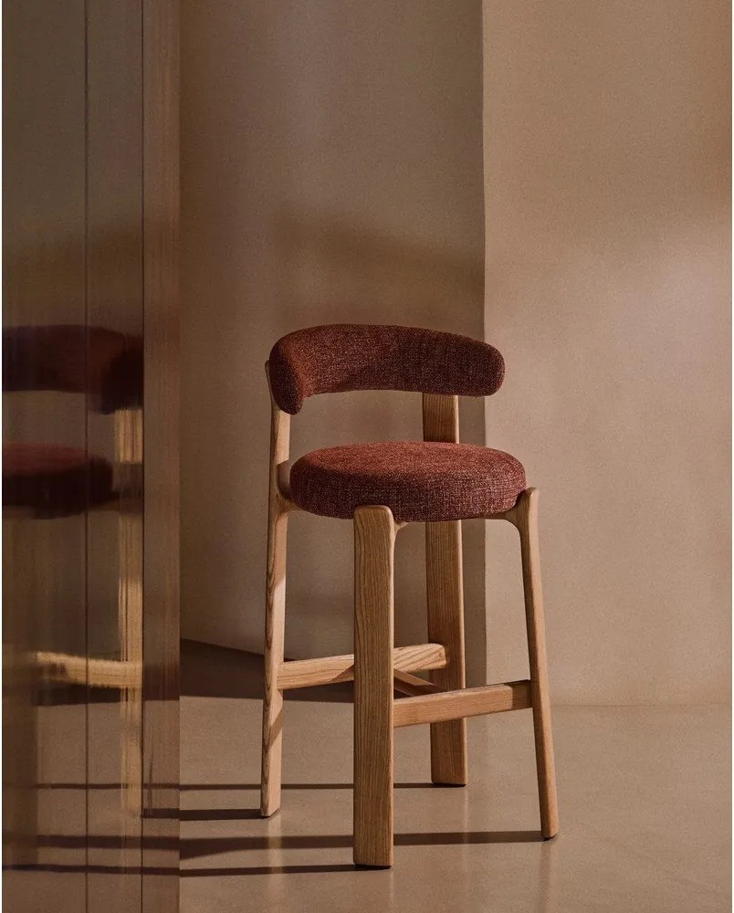 Terrakotta színű-világos natúr színű kőrisfa bárszék (ülésmagasság 75 cm) Granite – Kave Home