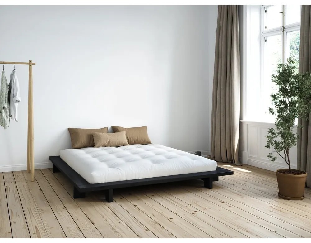 Fekete franciaágy fenyőfából, ráccsal 160x200 cm Japan - Karup Design
