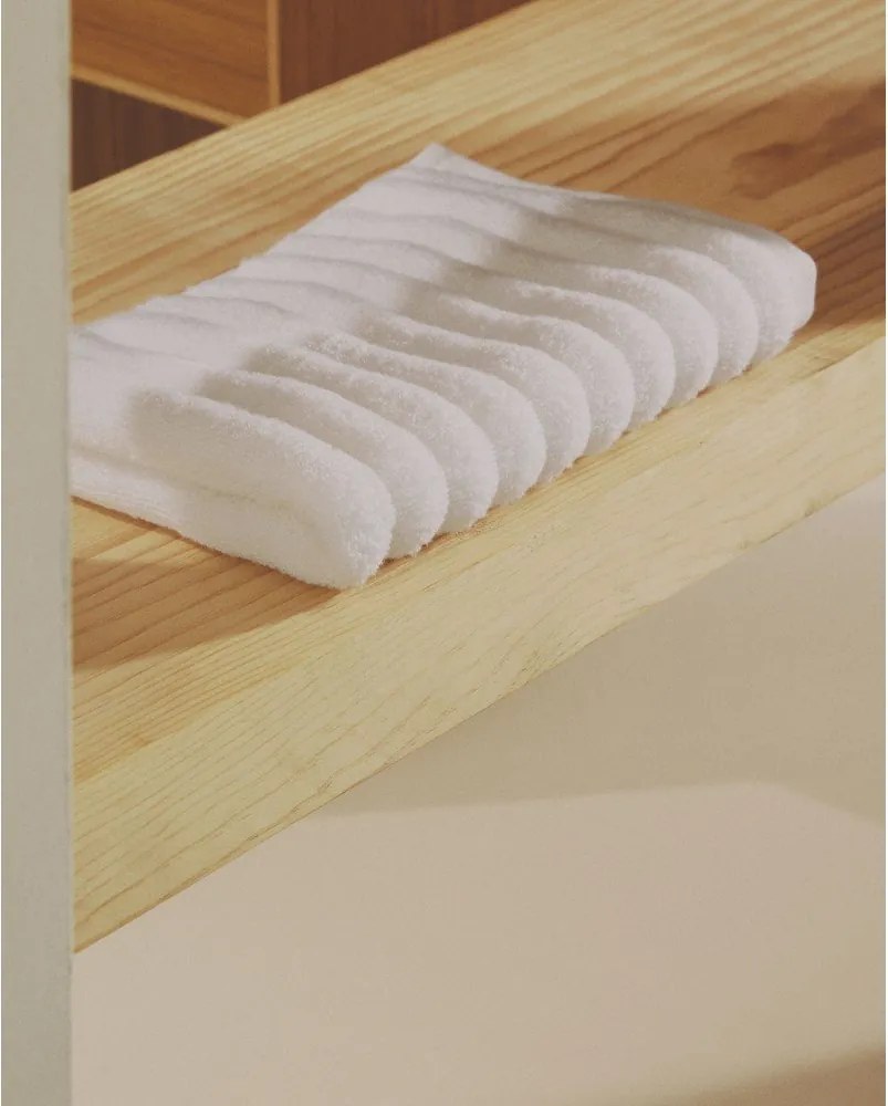 Fehér frottír pamut fürdőlepedő 70x140 cm Navira – Kave Home