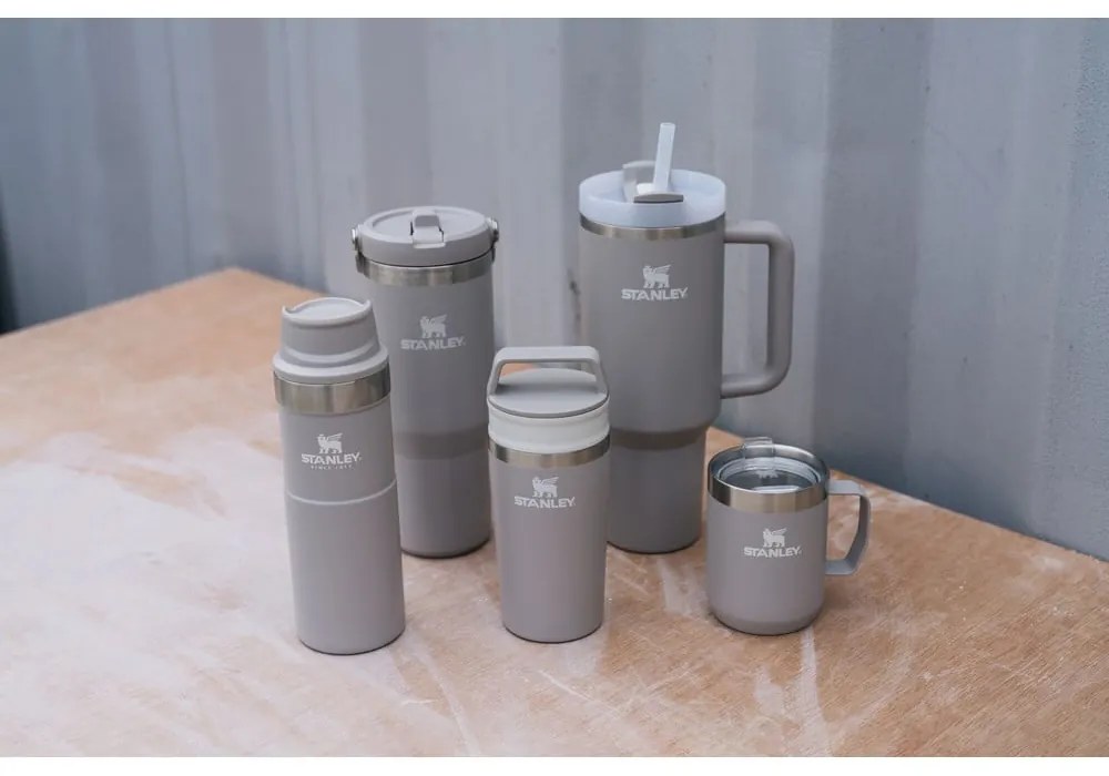 Világosszürke rozsdamentes acél termosz szívószállal 1,18 l Quencher H2.0 FlowState Tumbler Ash – Stanley