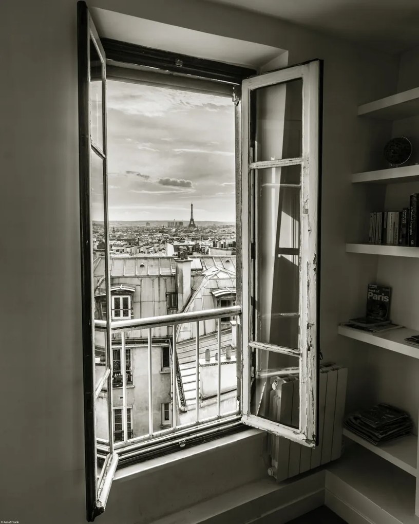 Poszter 40x50cm Az Eiffel-torony a Montmartre 3 lakás ablakán keresztül látható,