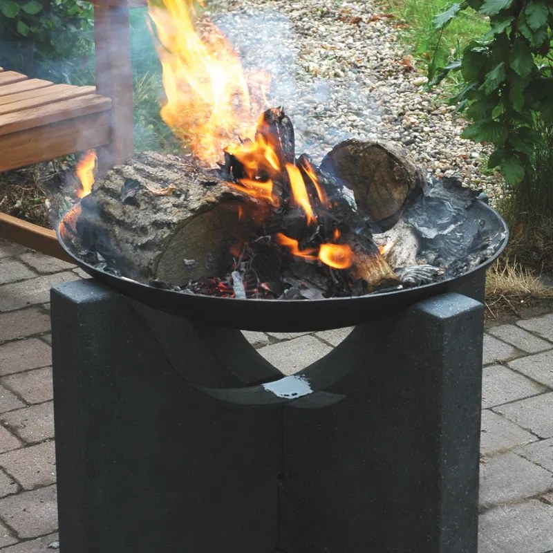 Fém tűzrakó tál, terrazzo gránit állványon, 60 cm átmérőjű