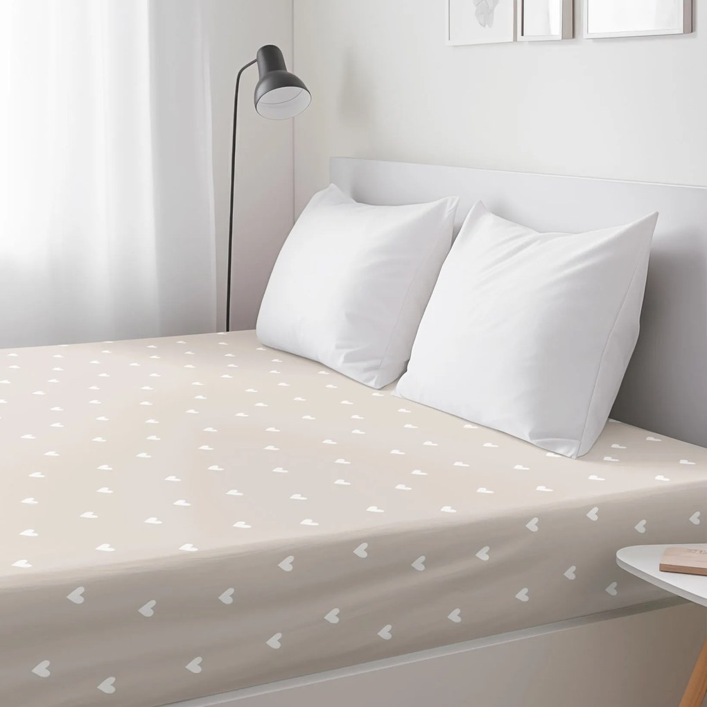 Goldea pamut gumis lepedő - szívecskék, latte színű alapon 90 x 200 cm