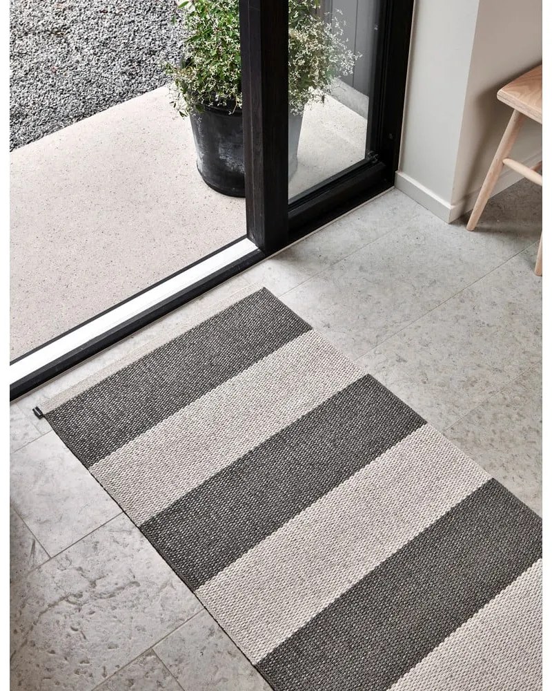 Antracitszürke-krémszínű kültéri-beltéri futószőnyeg 70x300 cm Bob Charcoal Linen – Pappelina
