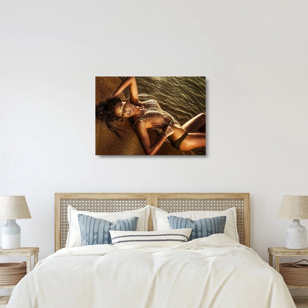 Fekvő nő a tengerparton képe (üvegen) (70x50 cm)