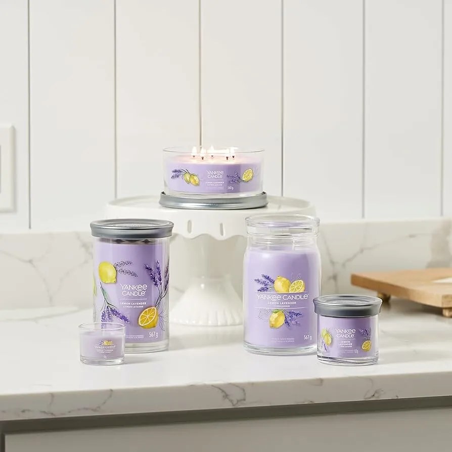 Yankee Candle Signature Lemon Lavender  illatos gyertya közepes üvegben, 368 g, M