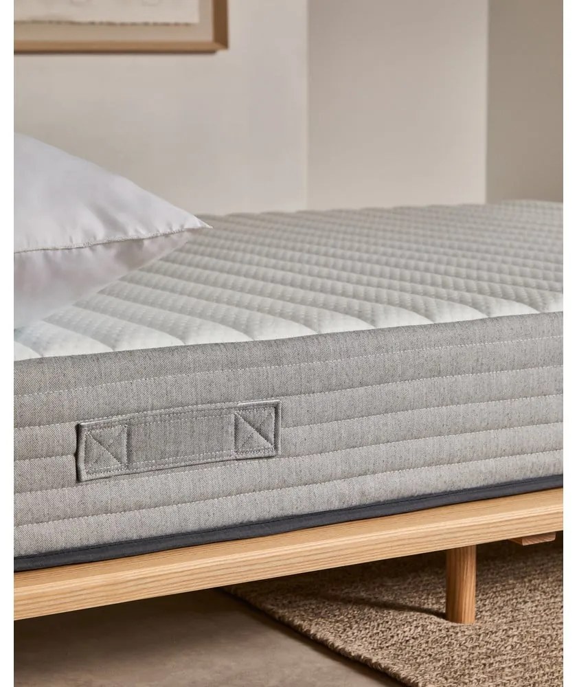 Kemény hőszabályozó rugós matrac 150x190 cm Juno – Kave Home