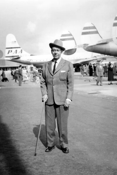 Fotográfia Cole Porter Arriving in Paris, France Airport September 27, 1951