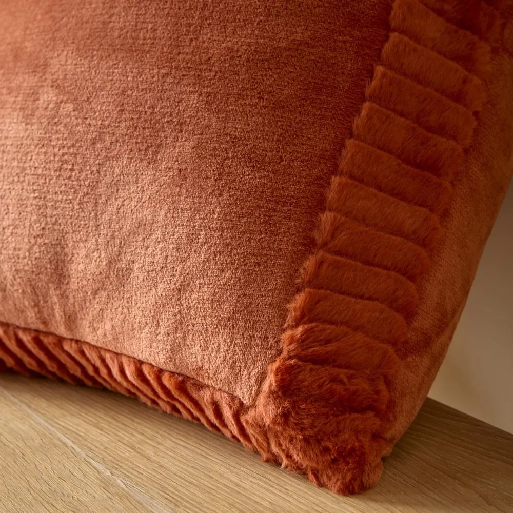 Mikroplüss díszpárna 55x55 cm Velvet and Faux Fur – Catherine Lansfield