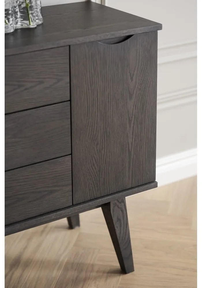 Barna alacsony komód tölgyfa dekorral 150x85 cm Filippa – Rowico