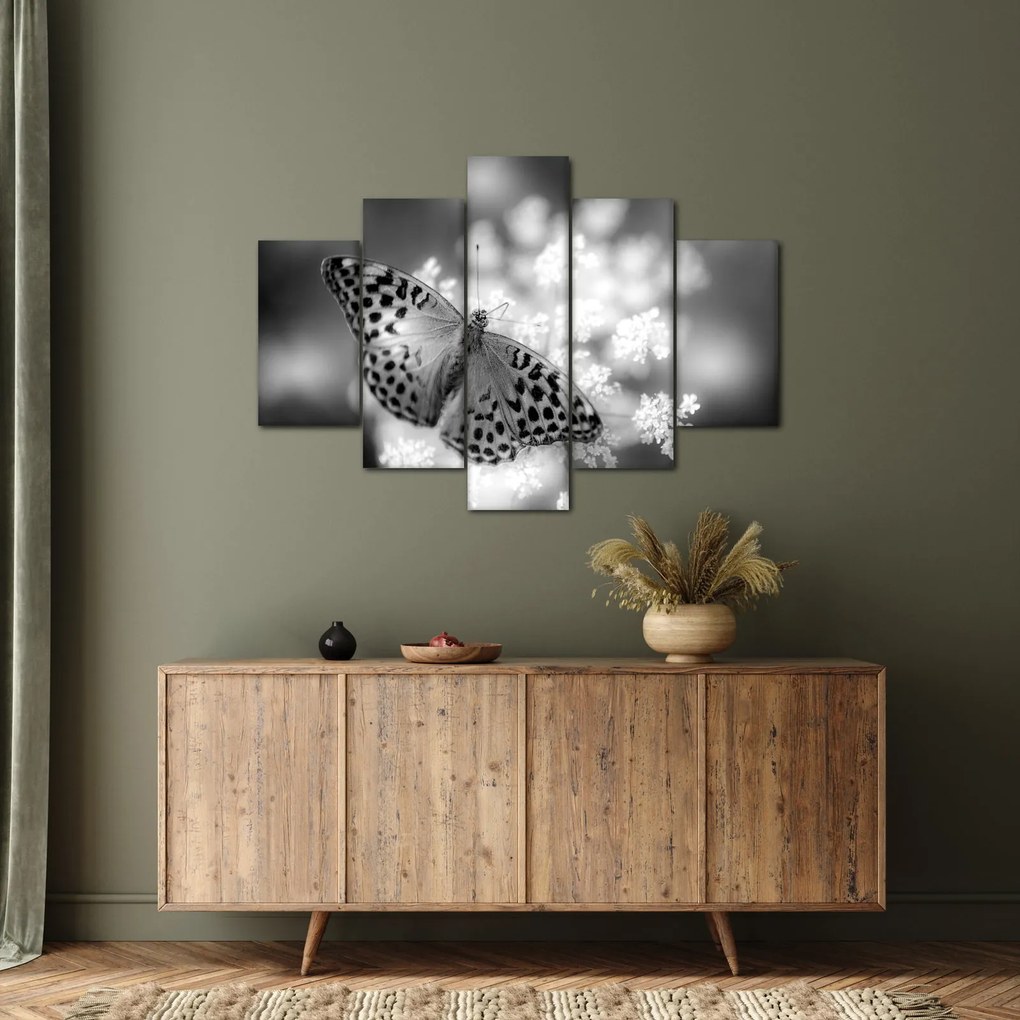 Kép - Részlet egy virágot beporzó pillangóról (150x105 cm)