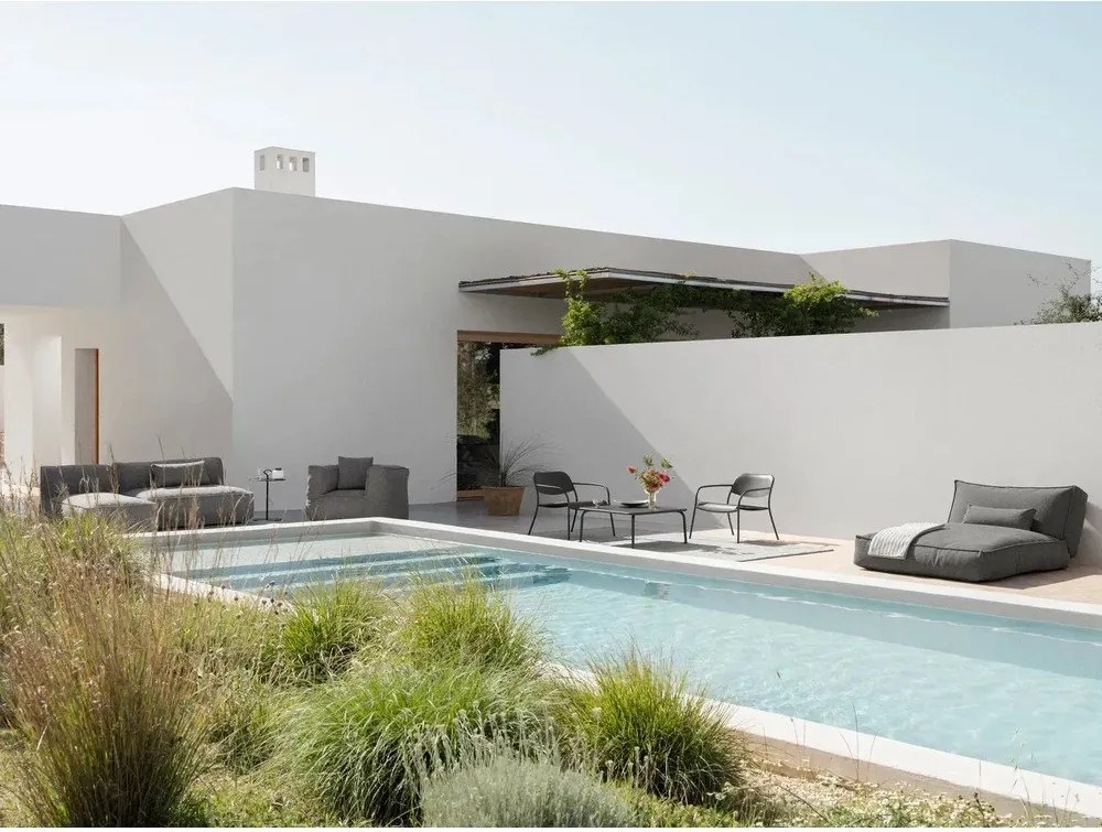 Szürkésbarna párnázott kerti fotel Grow – Blomus