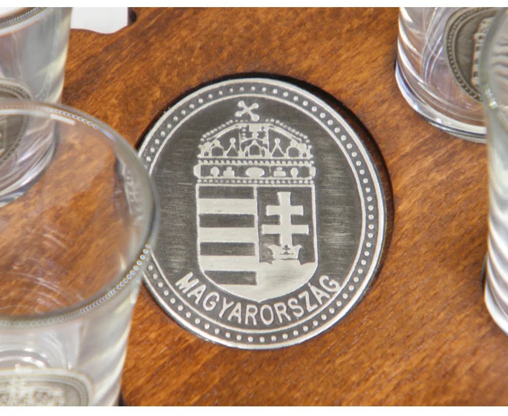 Ital vagy pálinka kínáló, faragott Magyarország (dió színben), 6 db 0,5dl-es ón címeres pohárral, címer óncímkével