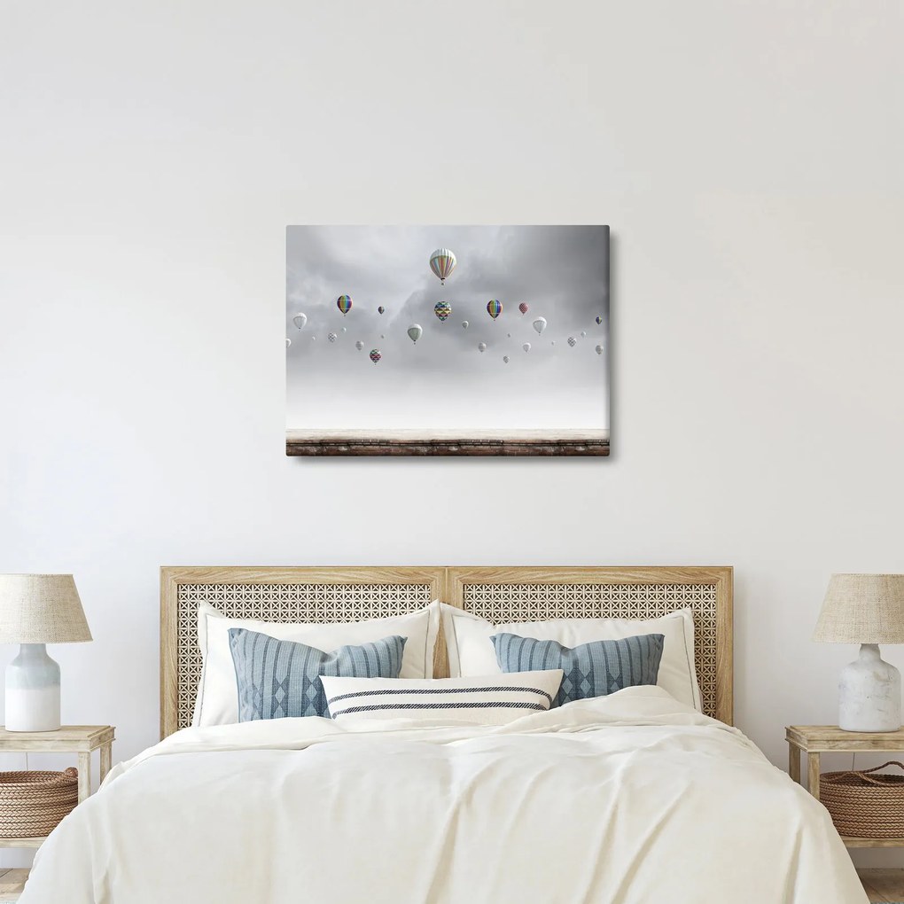 Kép - léggömbök egy téglafal felett (70x50 cm)