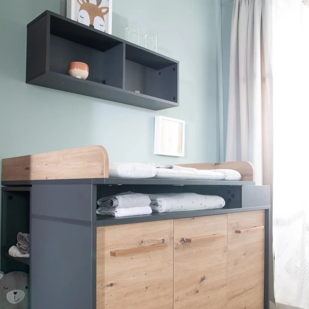 Antracitszürke-natúr színű alacsony gyerek komód pelenkázó feltéttel tölgyfa dekorral 118x103 cm Lenn – Roba