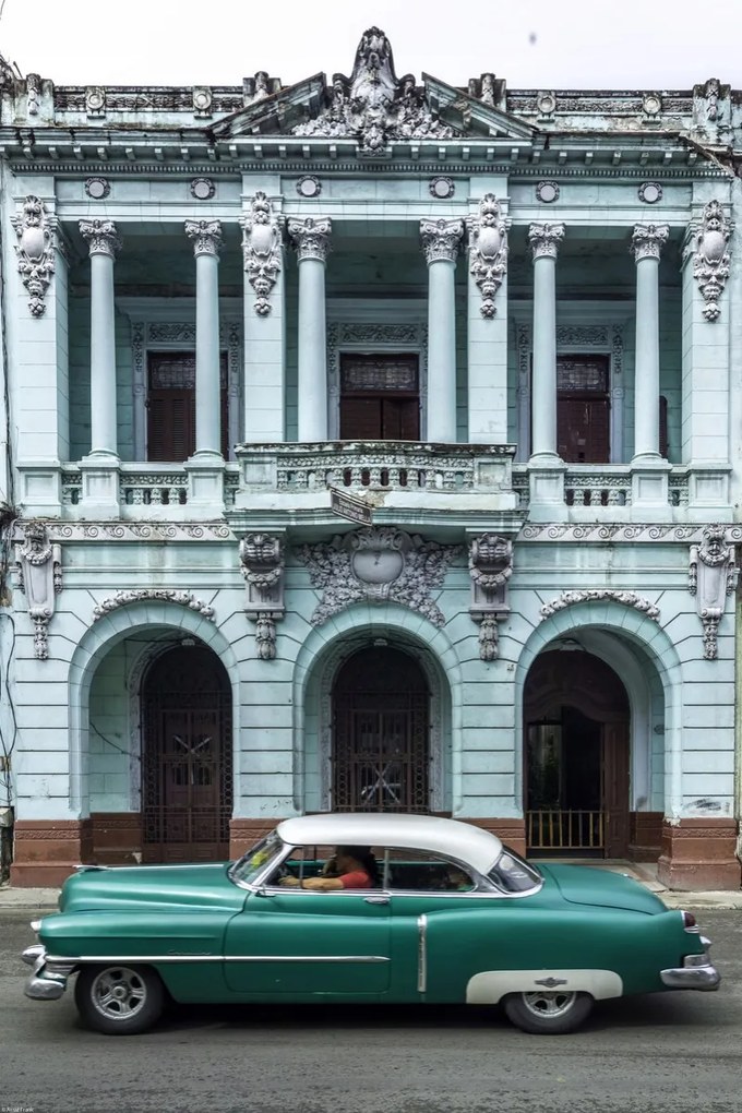 Poszter 40x60cm Antik autó a Havanna utcában 2, Assaf Frank