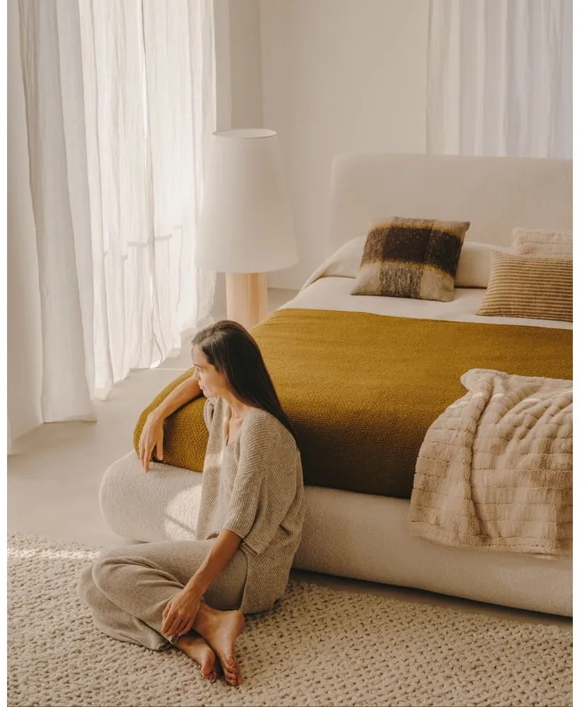 Bézs kárpitozott egyszemélyes ágy 90x200 cm Martina – Kave Home