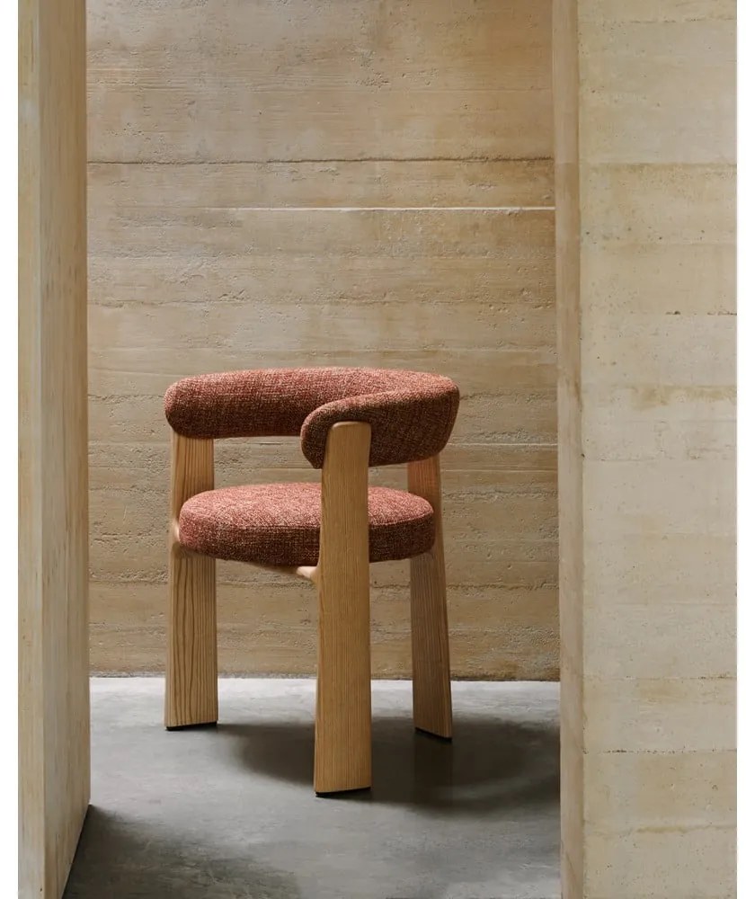 Natúr színű-terrakotta színű kőrisfa karfás étkezőfotel Granite – Kave Home