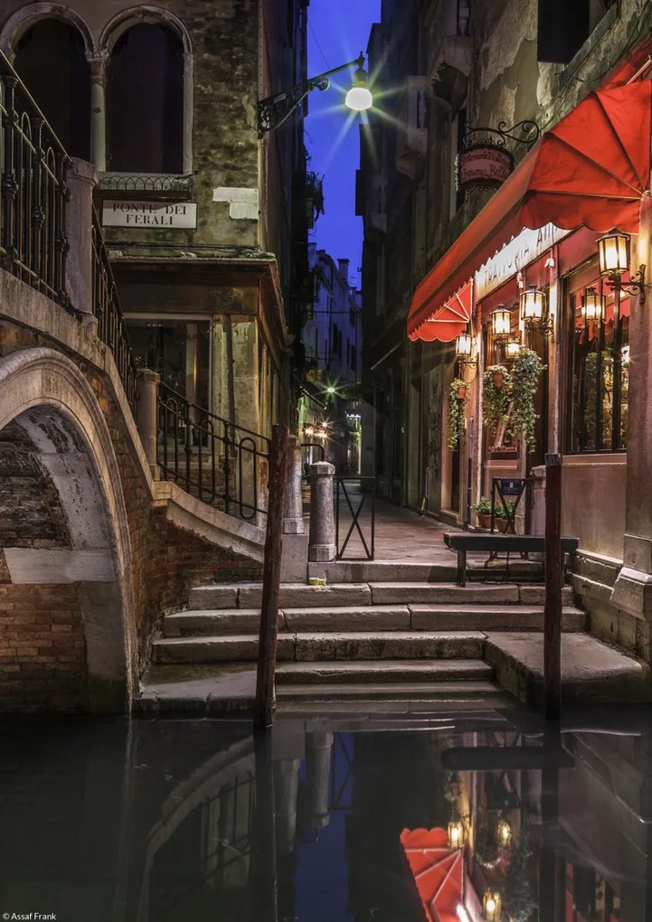 Poszter 21x29,7cm Éjszakai felvétel kávézóról egy keskeny csatornánál, Assaf Frank