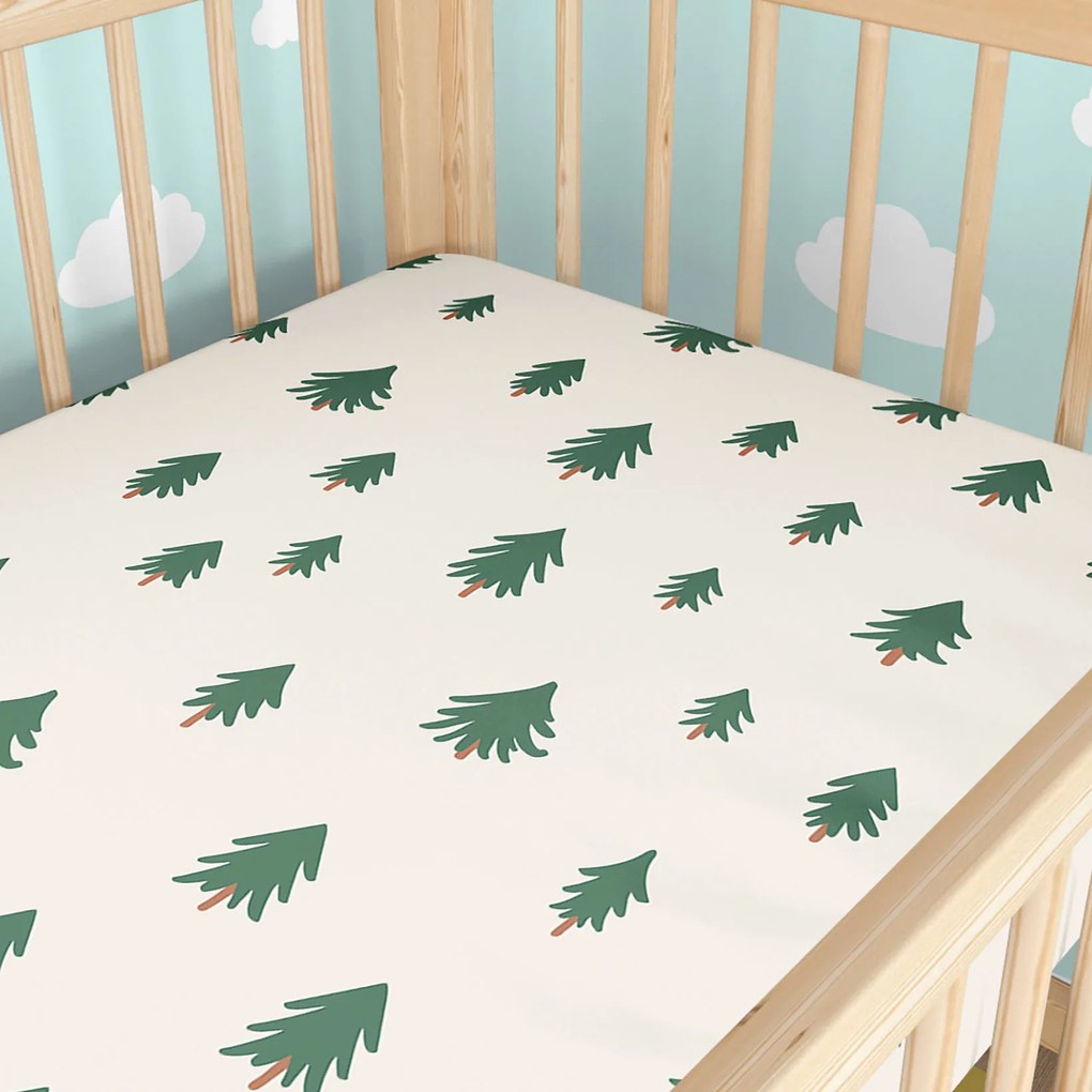 Goldea gyermek gumis pamut lepedő kiságyba - fenyőfák natúr alapon 70 x 140 cm