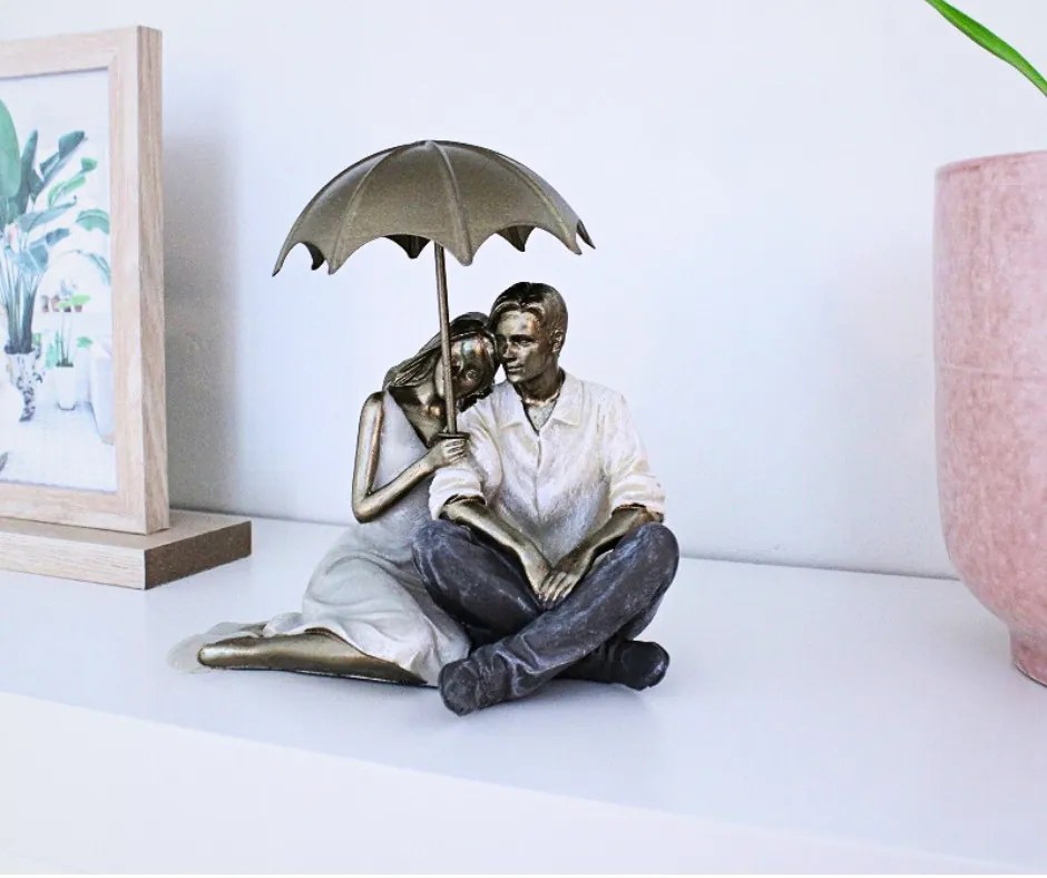 Szerelmespár Szobor Esernyővel