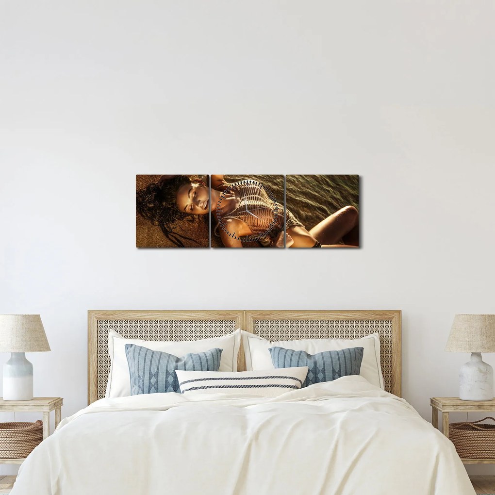 Fekvő nő a tengerparton képe (órával) (90x30 cm)