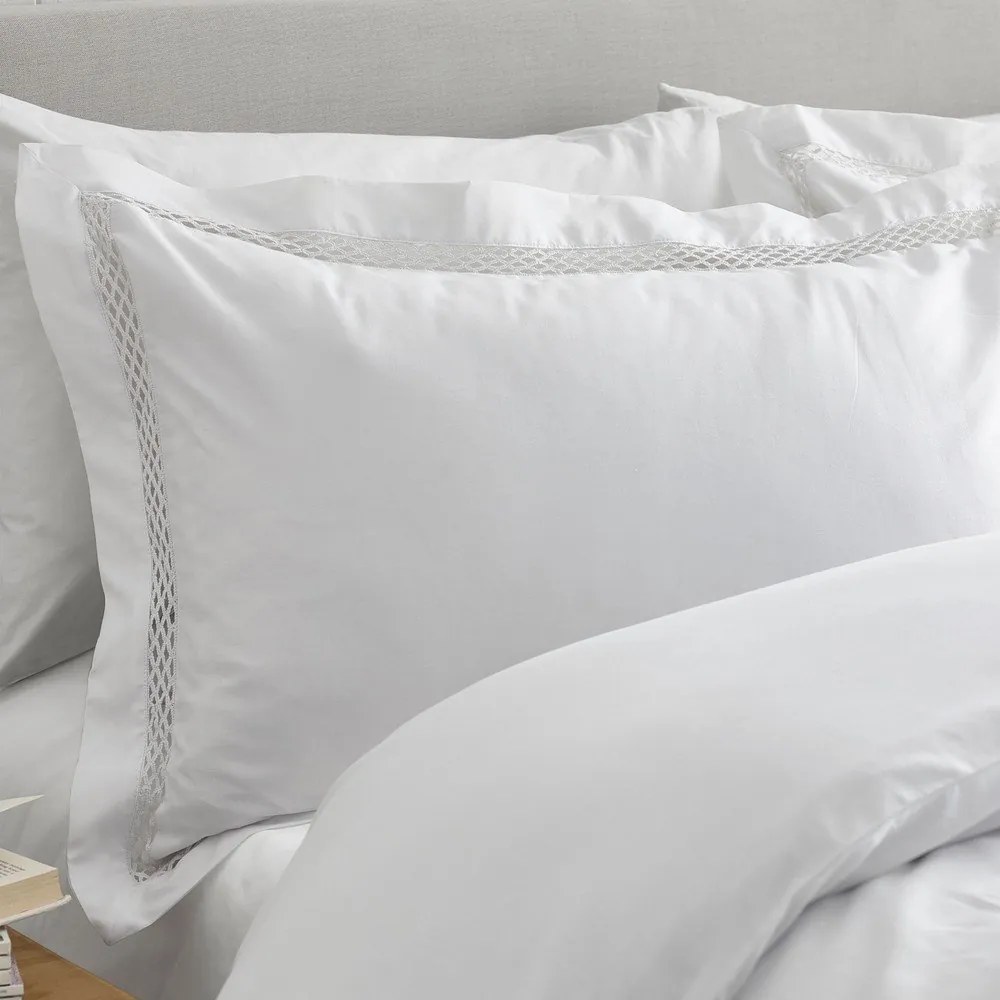 Fehér kétszemélyes-hosszabbított ágyneműhuzat 230x220 cm Classic Lattice Lace – Catherine Lansfield