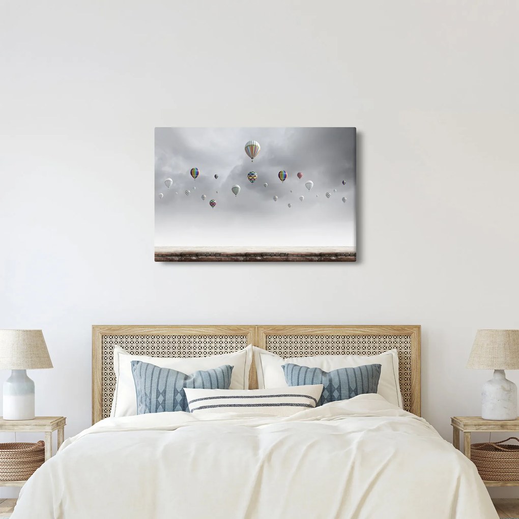 Kép - léggömbök egy téglafal felett (90x60 cm)