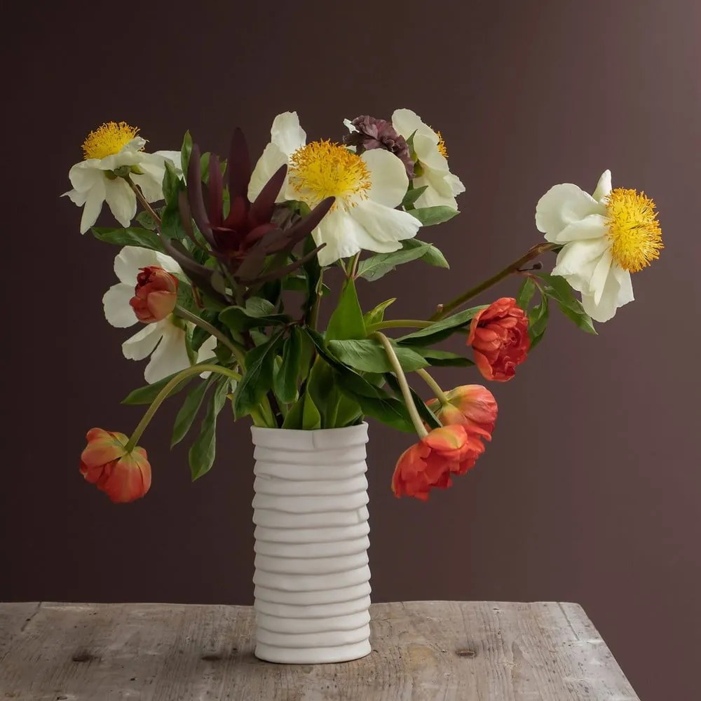 Fehér kézzel készített porcelán váza Ribbon – Mette Ditmer Denmark