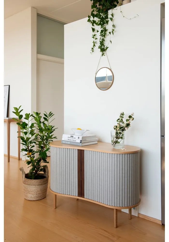 Szürke-natúr színű alacsony komód tölgyfa dekorral, tolóajtóval 100x67 cm Audacious – UMAGE