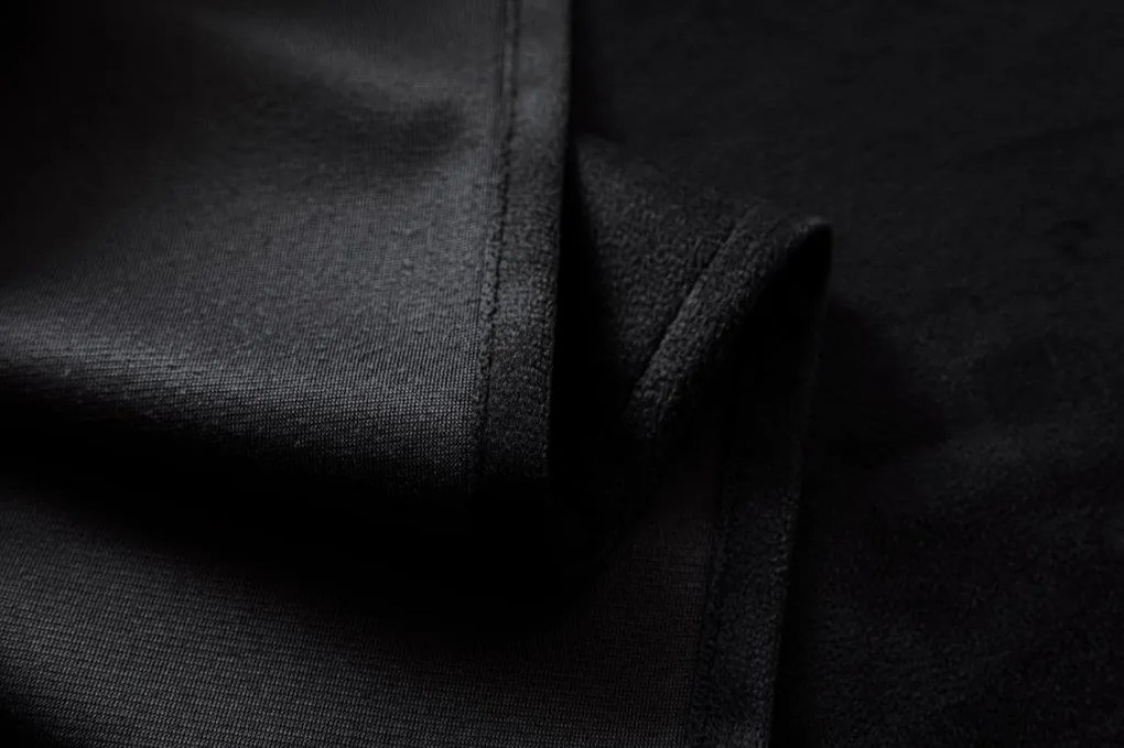 Fekete sötétítőfüggöny VELVET 140x250 cm Felfüggesztés: Fém gyűrűk