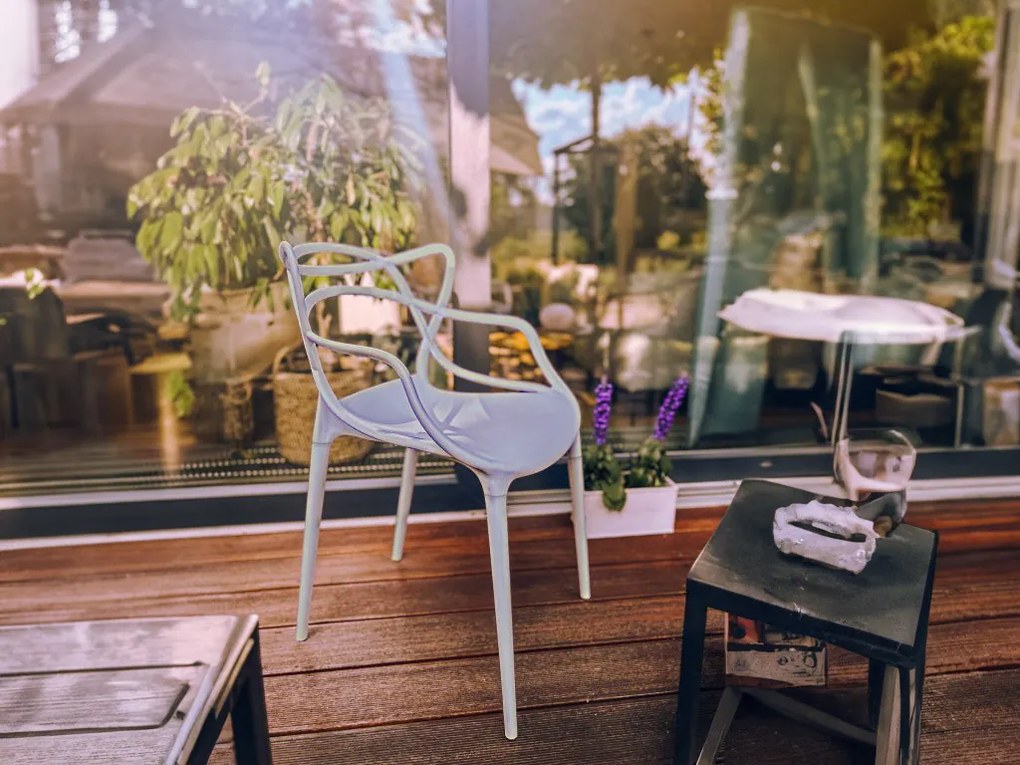 4 db világosszürke KATO műanyag szék készlet