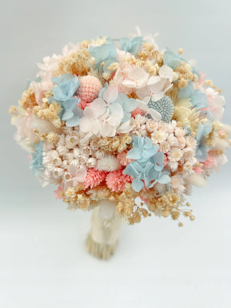 Menyasszonyi csokor szárított virágokból és fűfélékből