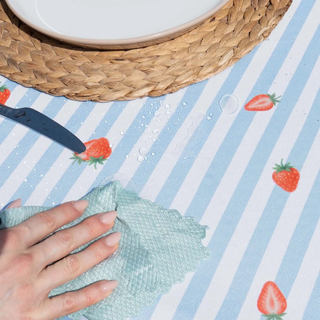 Goldea teflonos asztalterítő - eprek kék csíkos alapon 100 x 140 cm