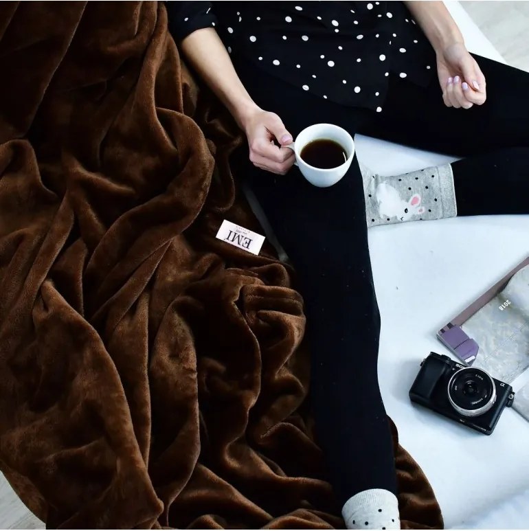 EMI sötétbarna színű mikroszálas takaró 150 x 200 cm