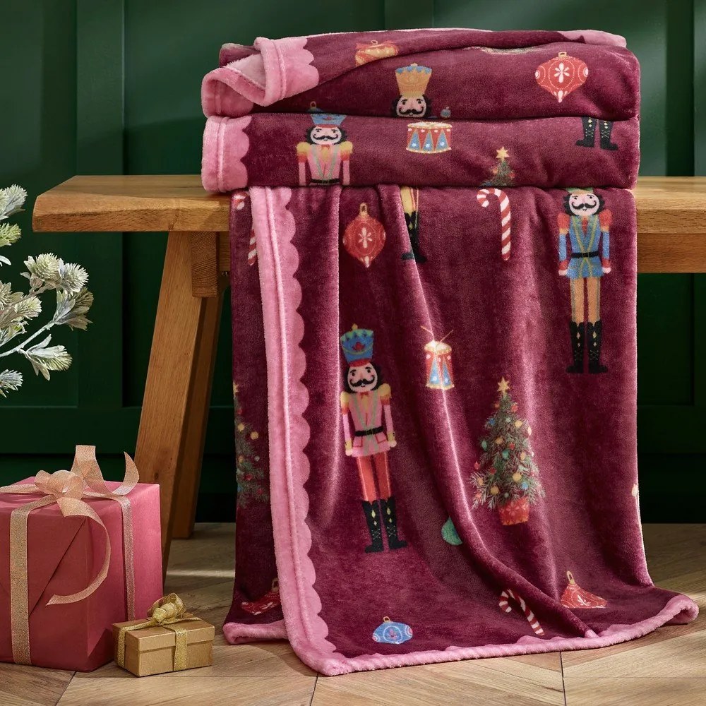 Borvörös-rózsaszín takaró karácsonyi mintával 170x130 cm Christmas Nutcracker – Catherine Lansfield