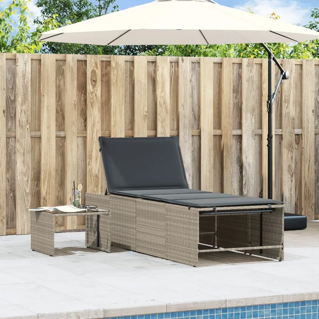 2 db világosszürke polyrattan napozóágy asztallal