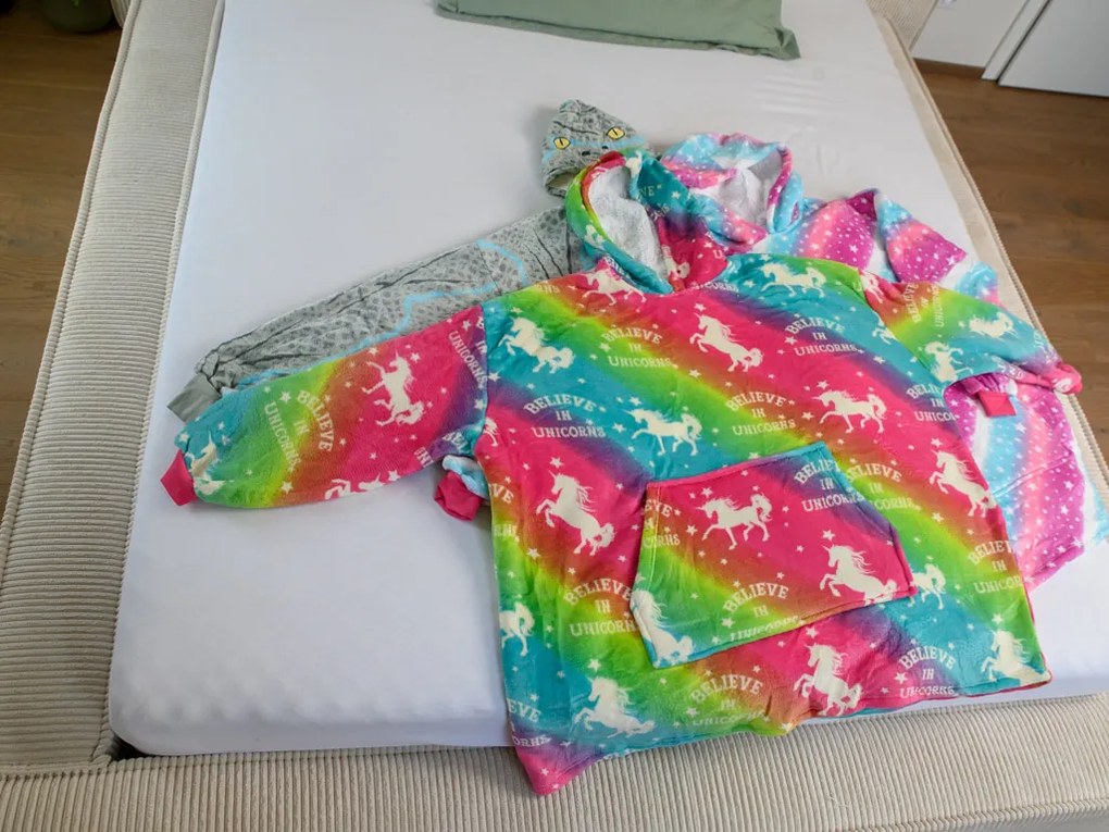 ALICORN színes báránybunda hatású kapucnis, ujjas pléd