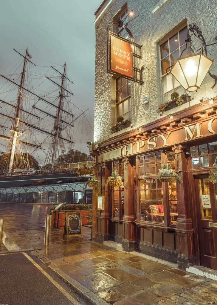 Poszter 50x70cm Cutty Sark és a kocsma Gipsy Moth, Assaf Frank