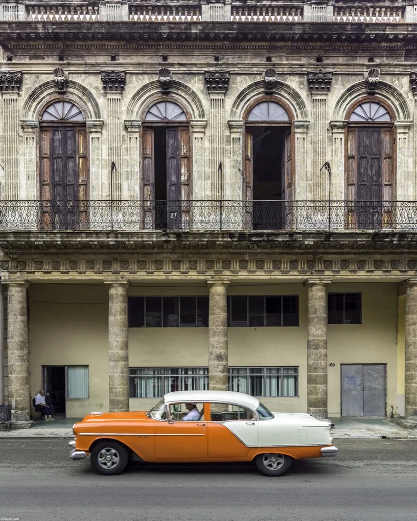 Poszter 40x50cm Antik autó a Havanna utcában, Assaf Frank