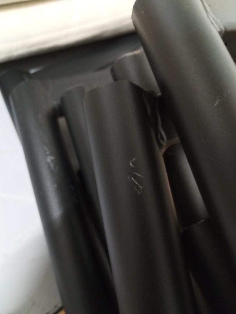 AKCIÓ Bézs bársonyos szék LAVA fekete lábakkal II. osztály