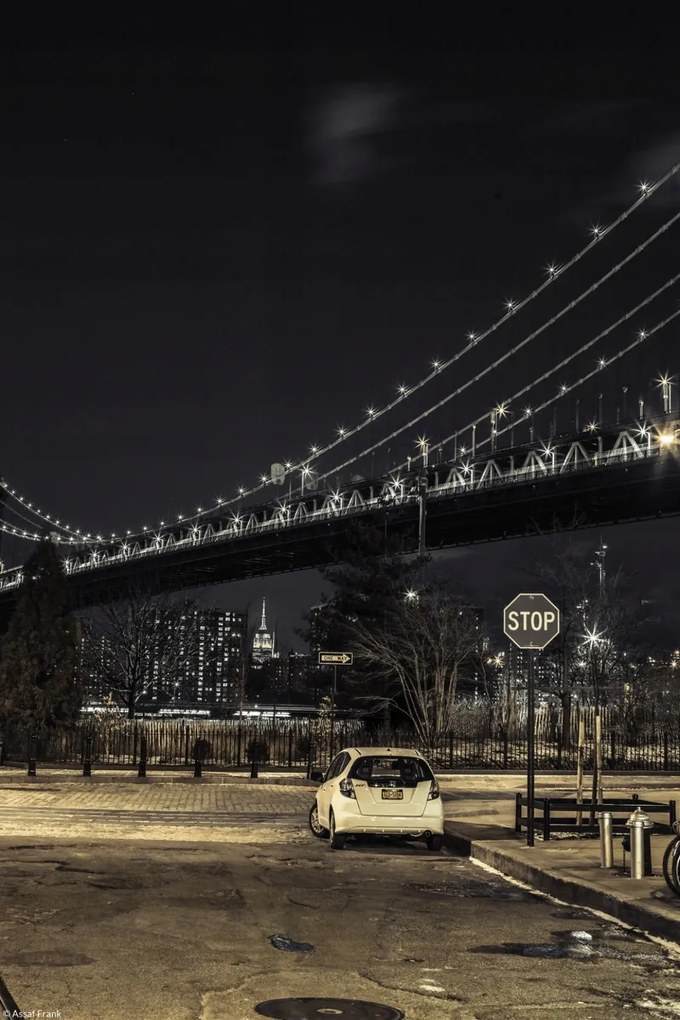 Poszter 20x30cm Esti kilátás a Manhattan hídra az utcáról, Assaf Frank
