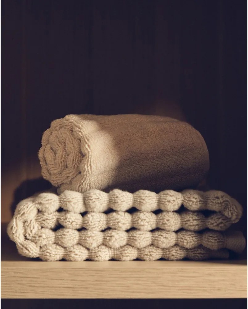 Bézs frottír pamut fürdőlepedő 70x140 cm Navira – Kave Home