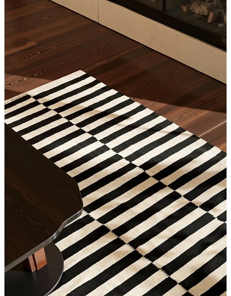 Fekete-fehér kétoldalas kézi szövésű gyapjú szőnyeg 120x180 cm Donna – Hanse Home